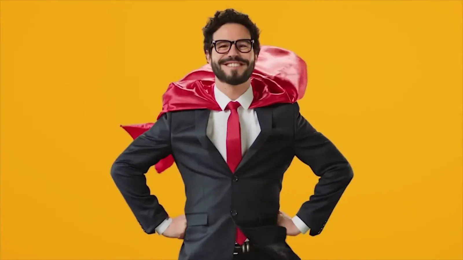 Photogramme du spot TV EBP produit par Belinda Media, avec un homme en costume sur fond jaune