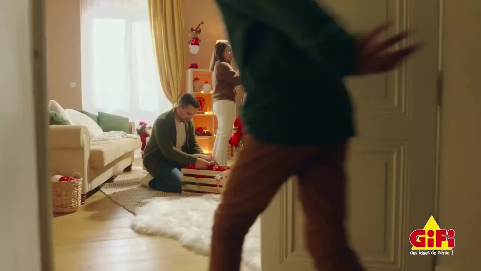 Photogramme de la campagne de Noël GiFi produite par Belinda Media, dans un intérieur décoré pour les fêtes