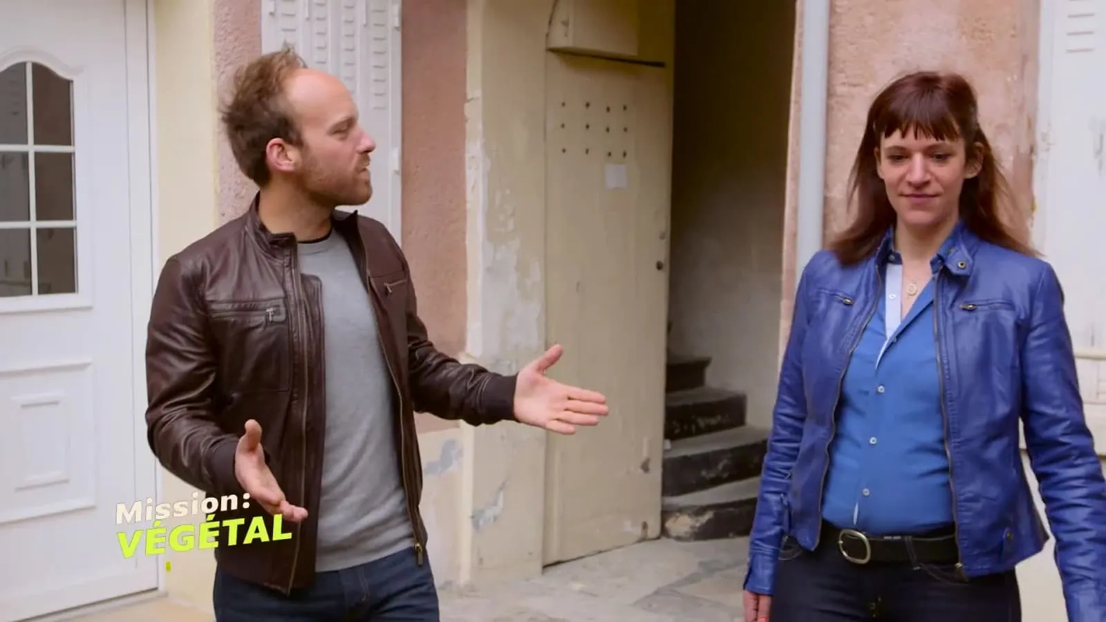 Photogramme du programme court Mission : Végétal diffusé sur M6, avec deux personnes dans une cour à végétaliser